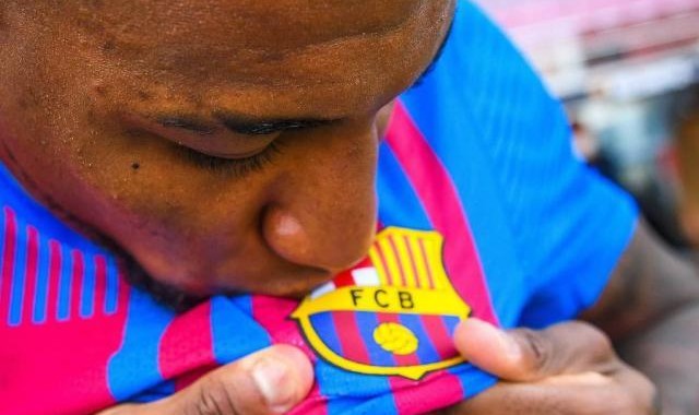 埃莫森亮相巴萨 拉波尔塔：他有“巴西伟右”潜质