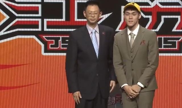 华体会体育-投票力压胡明轩郭艾伦！CBA探花秀携手徐杰当选第一周南区前2名