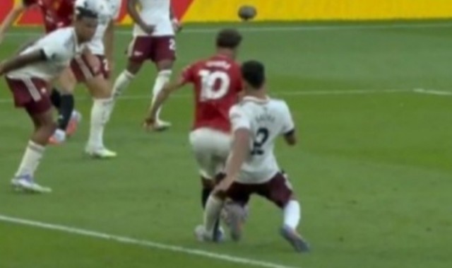 华体会hth登录-争议判罚‼️萨利巴背后出脚踢到库尼亚，裁判未判点球