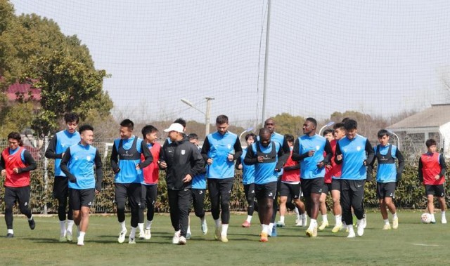 华体会体育-阿奇姆彭30号！英博30人名单出炉 主力恐无大连土著 前5轮争拿5分