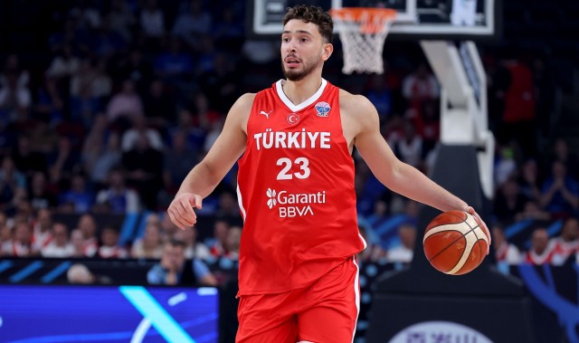 华体会体育-申京首节效率欠佳：6投2中得4分4篮板，正负值-3